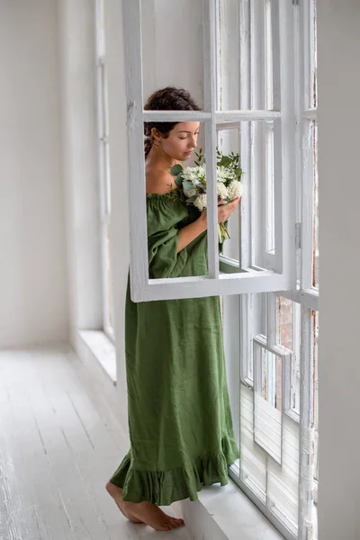 Chica Descalza Vestido Verde Cuidadosamente Encuentra Ventana Con Ramo Jacintos — Foto de Stock