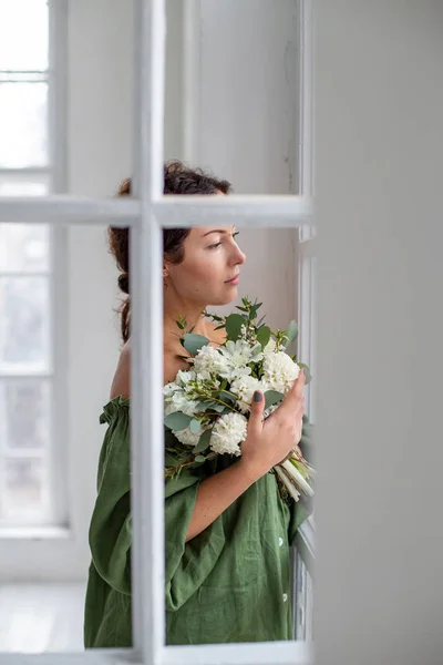 Mädchen Grünem Kleid Mit Einem Strauß Hyazinthen Der Hand Steht — Stockfoto