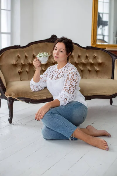 Hermosa Joven Sienta Descalza Suelo Sostiene Sus Manos Una Taza — Foto de Stock