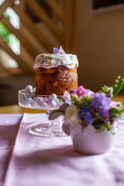 Sobre Mantel Blanco Hay Una Olla Arcilla Blanca Con Flores —  Fotos de Stock