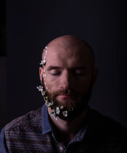 Barbe Homme Chauve Sont Décorés Avec Des Fleurs Marguerite — Photo