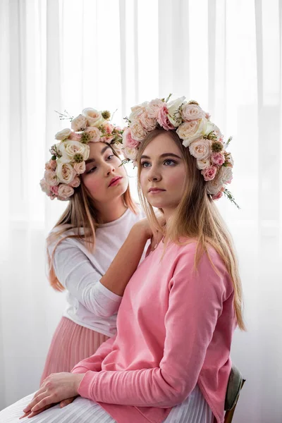 Meninas Adoráveis Roupas Rosa Pálido Branco Sentar Estúdio Com Grinaldas — Fotografia de Stock