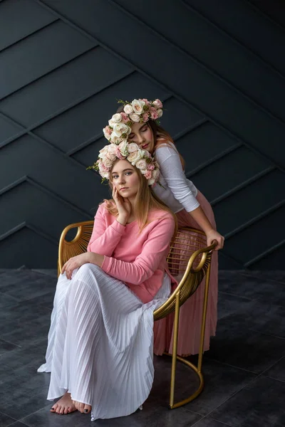 Meninas Descalças Bonitos Estão Sentados Estúdio Com Grinaldas Suas Cabeças — Fotografia de Stock