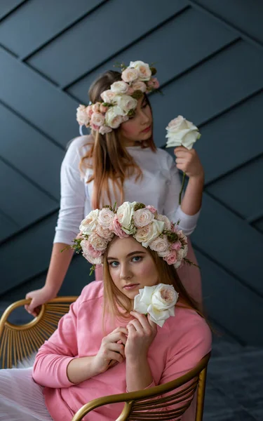 Unga Vackra Flickor Sitter Studion Med Kransar Huvudet Och Blommor — Stockfoto