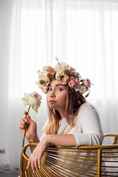 Linda Menina Sentada Uma Cadeira Estúdio Com Uma Flor Rosa — Fotografia de Stock