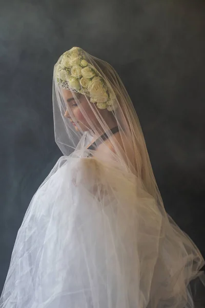 Niña Una Corona Rosas Delicadas Está Cubierta Con Velo Transparente —  Fotos de Stock