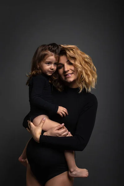 Young Pregnant Woman Holds Her Little Daughter Her Arms — Stock Photo, Image