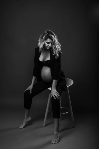 Junge Schwangere Frau Sitzt Auf Einem Hochstuhl Vor Einer Grauen — Stockfoto