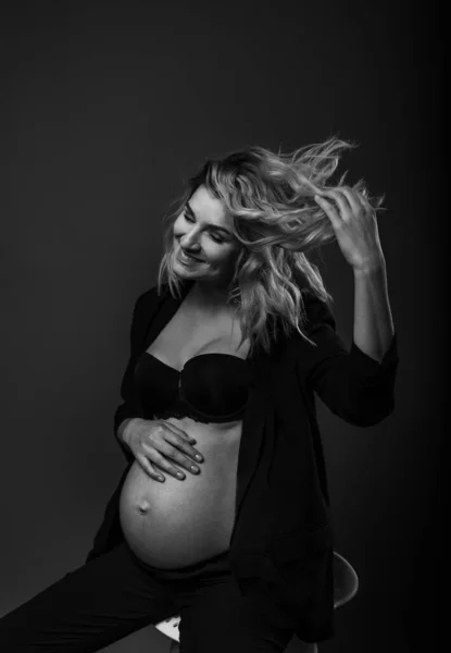 Junge Schwangere Frau Sitzt Lächelnd Hochstuhl Auf Grauem Wandhintergrund — Stockfoto