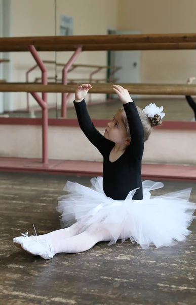 Küçük Balerin Kız Bir Bale Sınıfında Yerde Oturarak Egzersiz Yapıyor — Stok fotoğraf