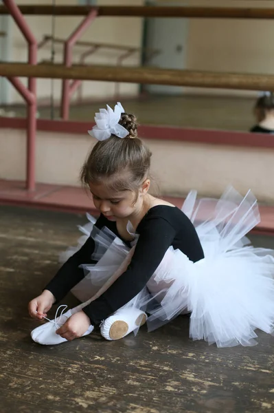 Little Girl Ballerina Sits Studio Floor Ties Pointe Shoes — Stock Photo, Image