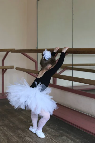 Mała Baletnica Dziewczyna Próbuje Wykonać Ćwiczenia Baletnicy — Zdjęcie stockowe