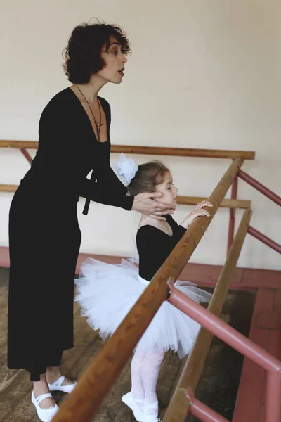 Proces Szkolenia Baletnicy Małej Baleriny Pomocą Nauczyciela — Zdjęcie stockowe
