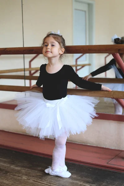 Mała Balerina Stara Się Poprawnie Wykonać Pozycję Baletową — Zdjęcie stockowe