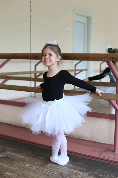 Mała Baletnica Cieszy Się Ciekawą Lekcją Baletu — Zdjęcie stockowe