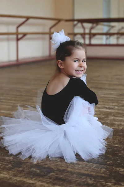 Pequena Bailarina Senta Chão Uma Aula Balé Goza Uma Pausa — Fotografia de Stock