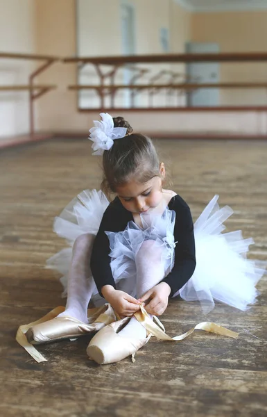 Little Ballerina Trying Tie Real Pointe Shoes While Sitting Floor — Stock Photo, Image