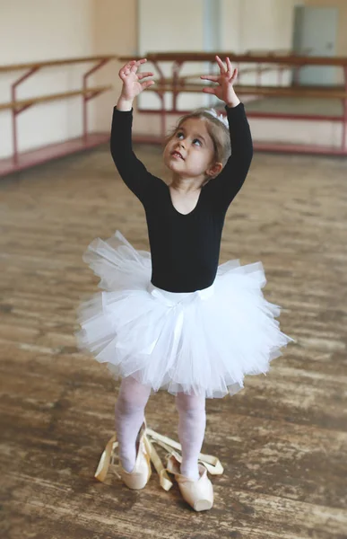 Kleine Ballerina Zieht Große Spitzenschuhe Und Versucht Darin Üben — Stockfoto