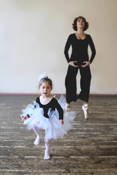 Смешная Маленькая Балерина Танцует Балет Учителем — стоковое фото