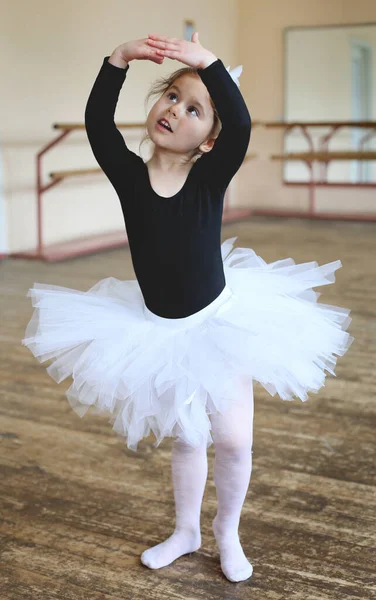 Little Ballerina Performs Ballet Pas Ballet Studio — Stock Photo, Image