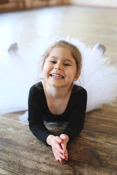 Baby Ballerina Rallegra Attesa Pausa Esercizi Difficili — Foto Stock