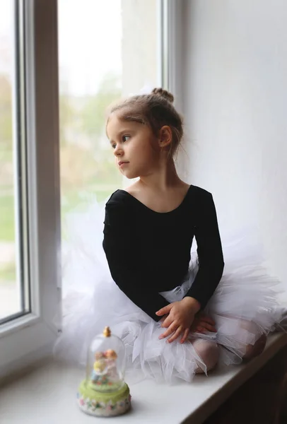 Mała Balerina Siedzi Parapecie Przykrością Patrzy Przez Okno — Zdjęcie stockowe