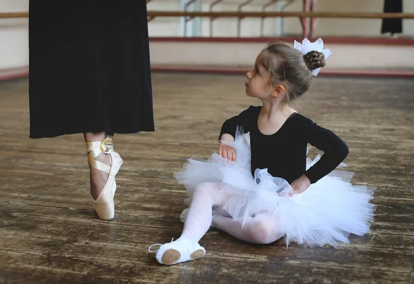 Kleine Ballerina Schaut Den Lehrer Der Auf Dem Boden Sitzt — Stockfoto