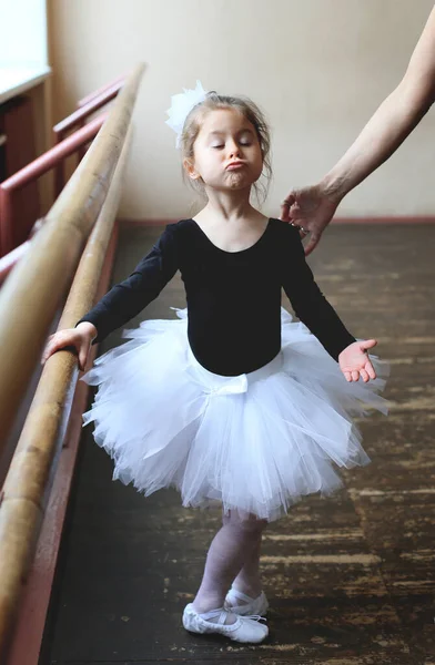 Nauczyciel Pomaga Małej Zabawnej Baletnicy Prawidłowo Wykonywać Balety Pas — Zdjęcie stockowe