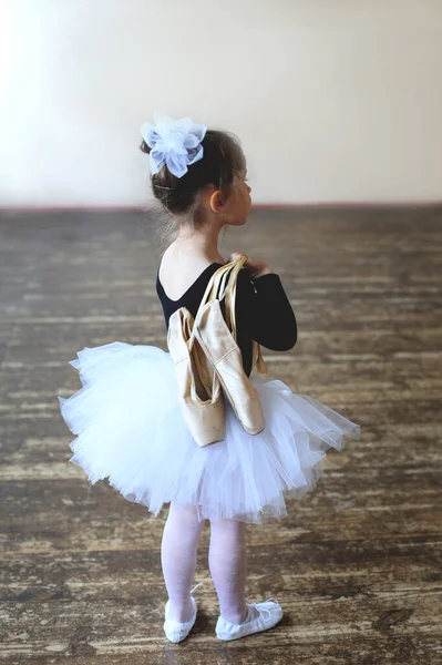 Little Ballerina Stands Her Back Camera Real Pointes Her Hand — Stock Photo, Image