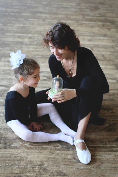 Dance Teacher Shows His Student Very Interesting Beautiful Toy — Stock Photo, Image