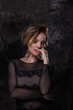 Güzel bir kadın ne yazık ki başı eğik duruyor.