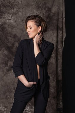 Genç ve güzel bir kadın kameradan kafasını çeviriyor ve gözlerini kapıyor.