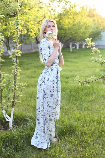 Junge Schlanke Frau Langen Kleid Steht Apfelgarten — Stockfoto