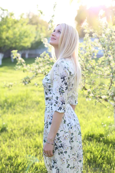 Joven Mujer Disfruta Hermoso Tiempo Jardín Floreciente — Foto de Stock