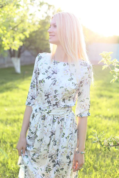 Jonge Mooie Vrouw Loopt Boomgaard Bij Zonnig Weer — Stockfoto