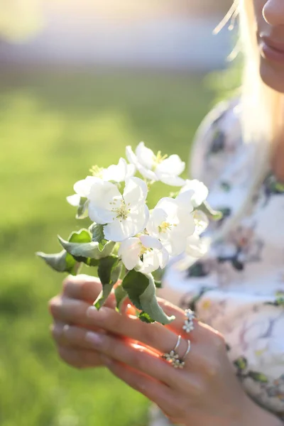 Loira Vestido Flor Mantém Flor Maçã Suas Mãos — Fotografia de Stock