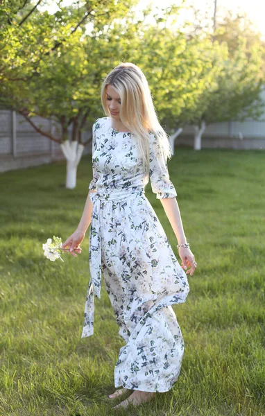 Mädchen Langen Kleid Mit Blumenmuster Steht Garten Auf Dem Grünen — Stockfoto
