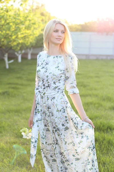 Menina Vestido Impressão Floral Fica Jardim Grama Verde — Fotografia de Stock