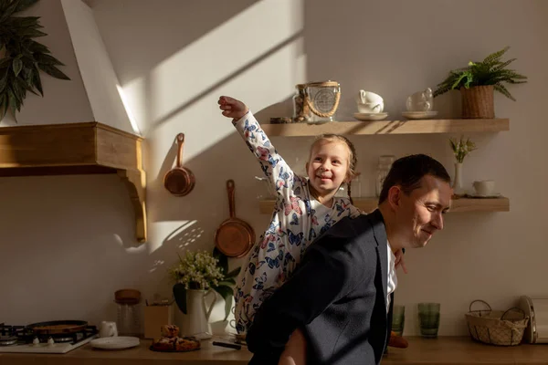 Uma Menina Cinco Anos Ficou Encantada Com Seu Pai Que — Fotografia de Stock