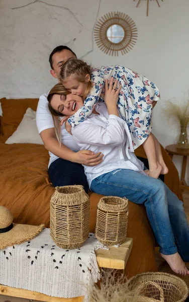 Mãe Pai Filha Divertem Quarto — Fotografia de Stock