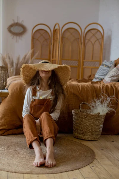 Chica Sentada Suelo Habitación Con Sombrero Cara — Foto de Stock