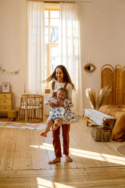 Teenager Mädchen Genießt Spielen Hause Mit Ihrer Jüngeren Schwester Stockfoto