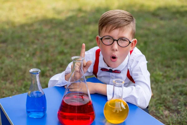 Ein Junge Weißem Hemd Hosenträgern Und Krawatte Hatte Eine Interessante — Stockfoto