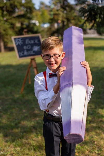 Ein Schuljunge Weißem Hemd Roten Hosenträgern Und Fliege Hält Sich — Stockfoto