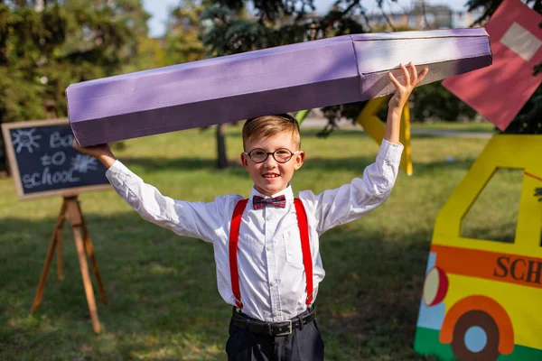 Ein Schuljunge Weißem Hemd Roten Hosenträgern Und Fliege Hält Sich — Stockfoto