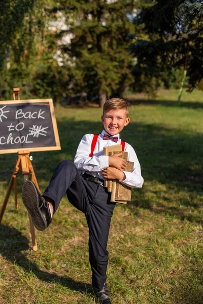 Junge Albert Mit Büchern Unterm Arm Auf Dem Rasen Park — Stockfoto