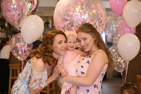 Duas Mulheres Bonitas Sorridentes Com Carrinho Bebê Bonito Fundo Balões — Fotografia de Stock