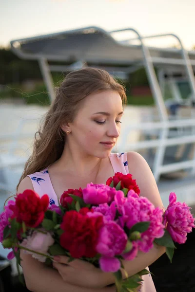 Menina Com Buquê Peônias Rosa Vermelha Fica Cais Contra Fundo — Fotografia de Stock