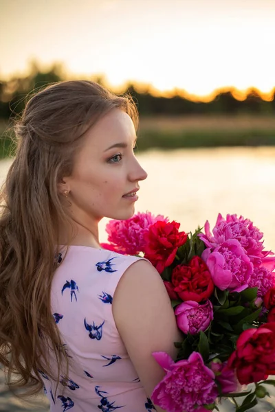 Menina Com Buquê Peônias Vermelhas Rosa Fica Fundo Bela Natureza — Fotografia de Stock