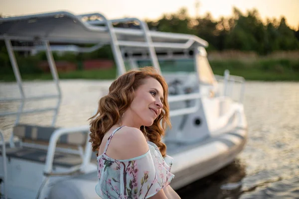 Dziewczyna Pięknej Delikatnej Sukience Stoi Molo Tle Białego Jachtu — Zdjęcie stockowe